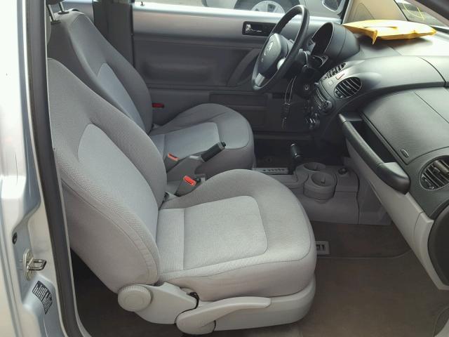 3VWBK31C64M413909 - 2004 VOLKSWAGEN NEW BEETLE Gümüş foto 5