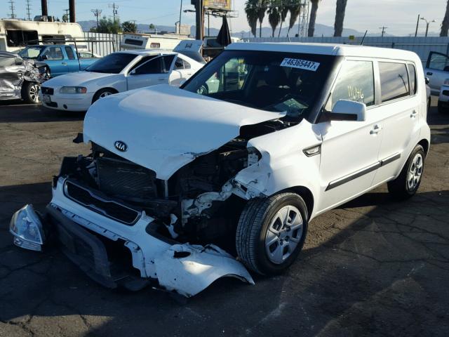 KNDJT2A55D7754929 - 2013 KIA SOUL WHITE photo 2