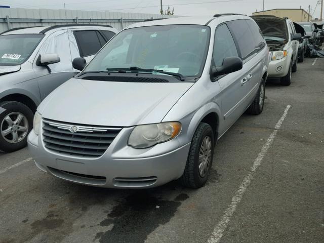 2C4GP44R95R375702 - 2005 CHRYSLER TOWN & COU SILVER photo 2