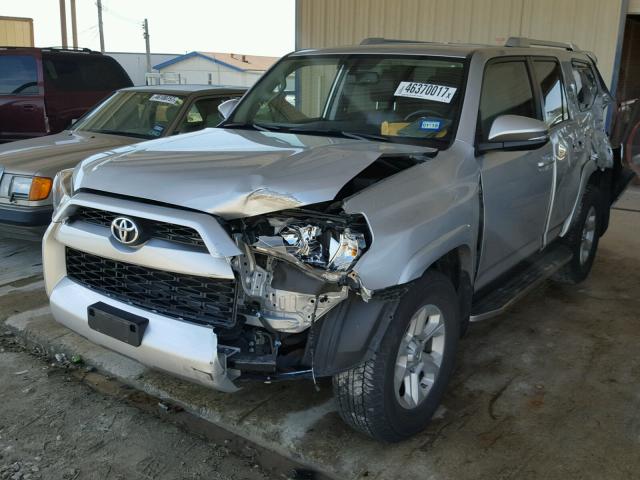 JTEZU5JR4F5100373 - 2015 TOYOTA 4RUNNER SR SILVER photo 2