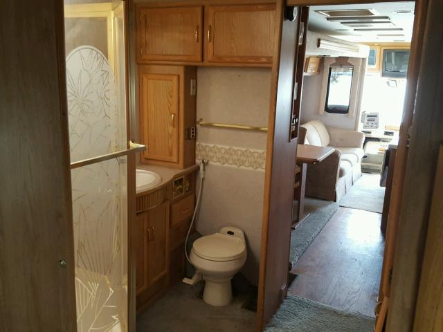 3FCMF53G4VJA19095 - 1998 DOLP MOTORHOME WHITE photo 10