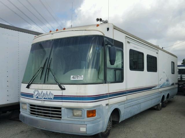 3FCMF53G4VJA19095 - 1998 DOLP MOTORHOME WHITE photo 2