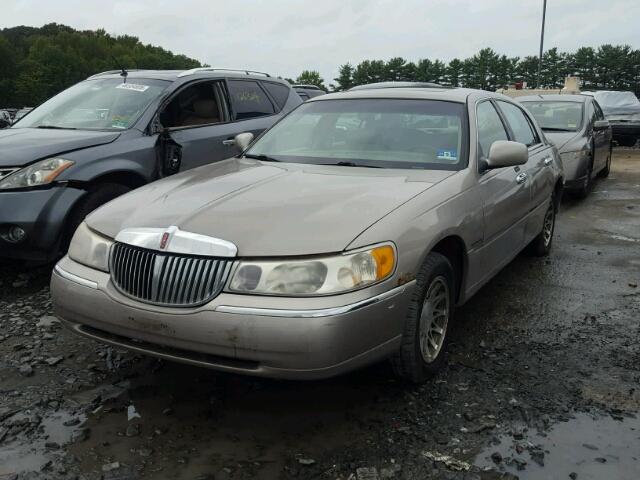 1LNHM82W5YY935210 - 2000 LINCOLN TOWN CAR S TAN photo 2