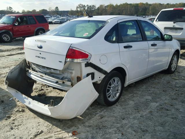 1FAHP35N48W187911 - 2008 FORD FOCUS SE WHITE photo 4