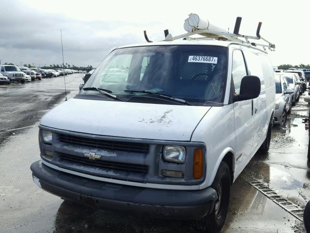 1GCEG15W8V1022964 - 1997 CHEVROLET G1500 WHITE photo 2