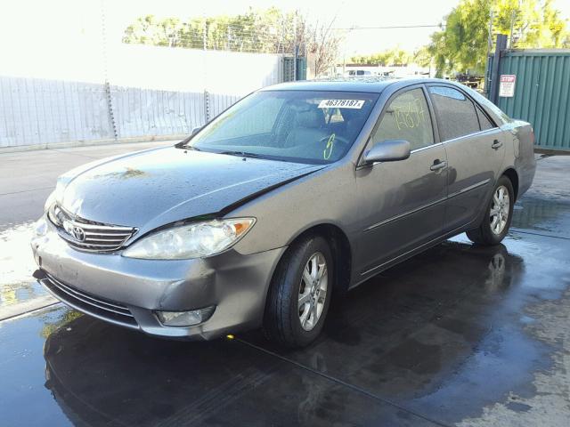 JTDBF32K950160294 - 2005 TOYOTA CAMRY LE 灰色 照片 2