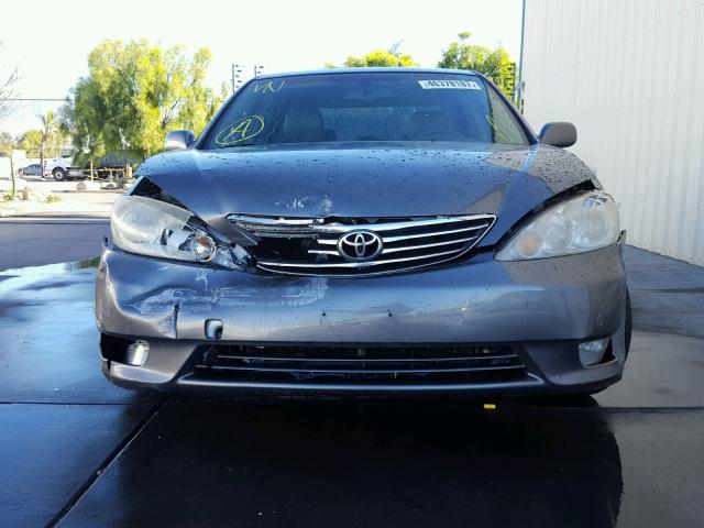 JTDBF32K950160294 - 2005 TOYOTA CAMRY LE 灰色 照片 9