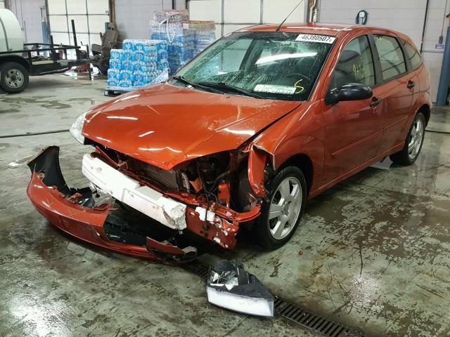 3FAFP37N25R111946 - 2005 FORD FOCUS ZX5 ORANGE photo 2