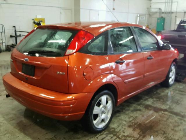 3FAFP37N25R111946 - 2005 FORD FOCUS ZX5 ORANGE photo 4