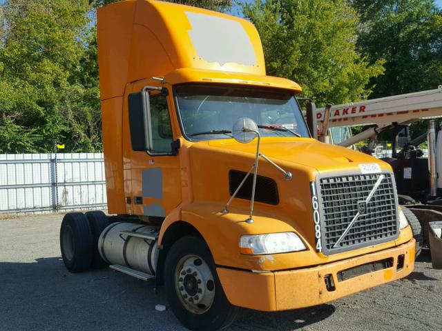 4V4M19GF06N406230 - 2006 VOLVO VN VNM ORANGE photo 1