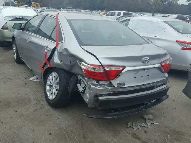 4T1BF1FK2HU689111 - 2017 TOYOTA CAMRY LE ვერცხლისფერი ფოტო 3