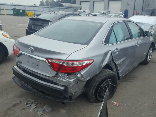 4T1BF1FK2HU689111 - 2017 TOYOTA CAMRY LE ვერცხლისფერი ფოტო 4