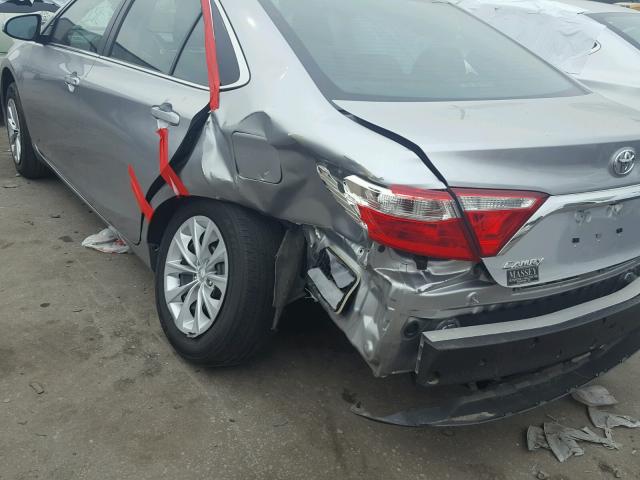 4T1BF1FK2HU689111 - 2017 TOYOTA CAMRY LE ვერცხლისფერი ფოტო 9