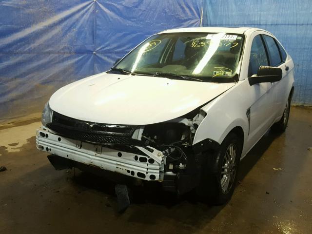 1FAHP35N78W244084 - 2008 FORD FOCUS SE WHITE photo 2