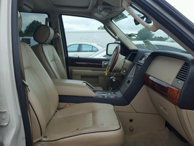 5LMFU285X6LJ14257 - 2006 LINCOLN NAVIGATOR WHITE photo 5