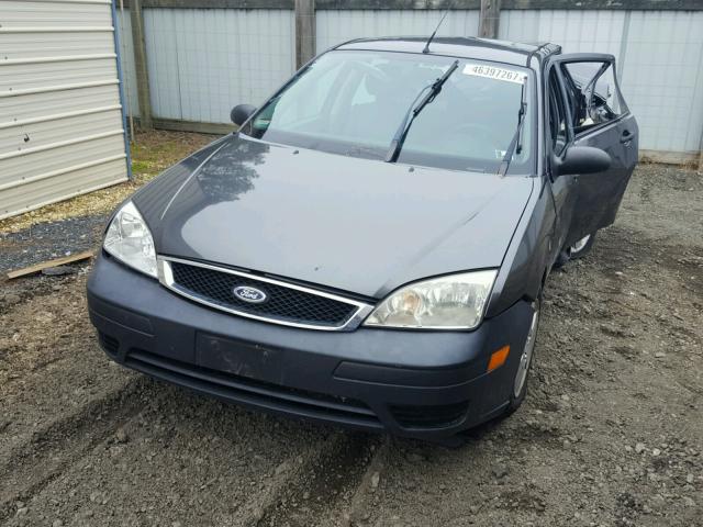 1FAHP34N47W357118 - 2007 FORD FOCUS ZX4 GRAY photo 2