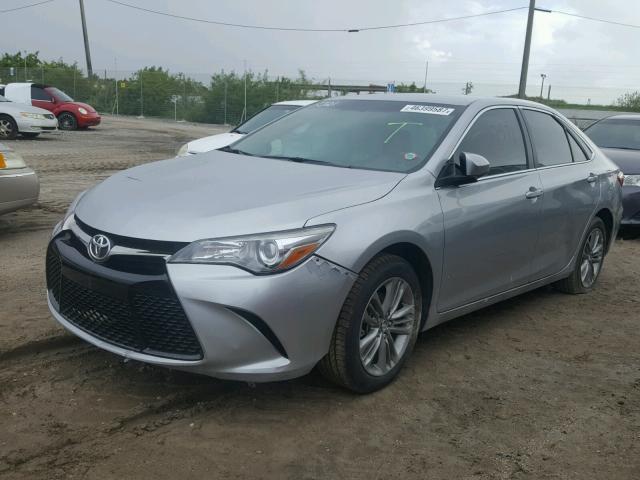 4T1BF1FK7HU725231 - 2017 TOYOTA CAMRY LE SILVER photo 2