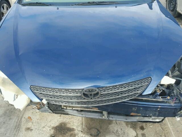 JTDBE32K520112855 - 2002 TOYOTA CAMRY LE BLUE photo 7