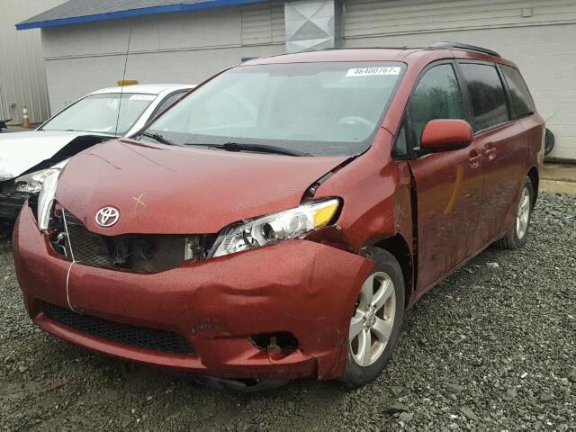5TDKK3DC9DS297863 - 2013 TOYOTA SIENNA LE RED photo 2