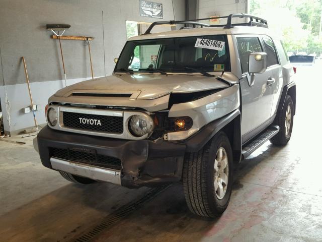 JTEBU11F070101387 - 2007 TOYOTA FJ CRUISER SILVER photo 2