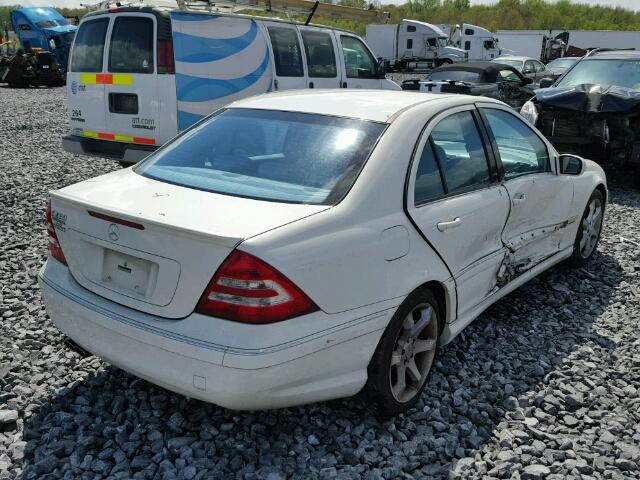 WDBRF52H37F925271 - 2007 MERCEDES-BENZ C WHITE photo 4