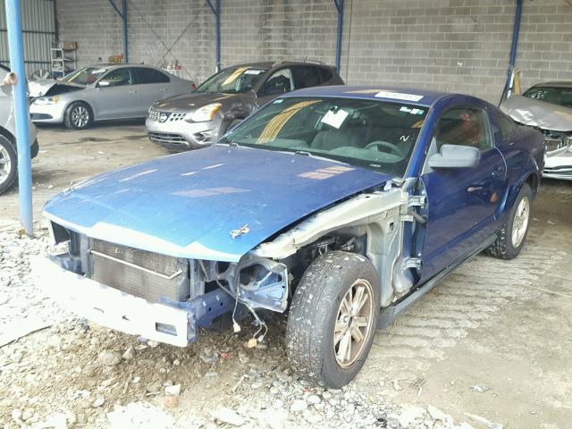 1ZVFT80N565239208 - 2006 FORD MUSTANG BLUE photo 2