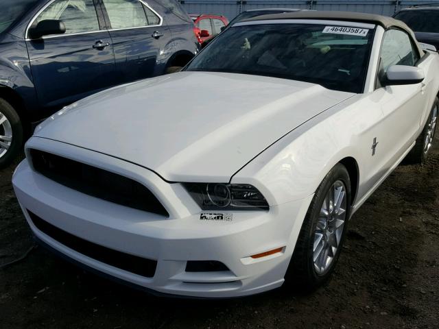 1ZVBP8EM5D5246286 - 2013 FORD MUSTANG WHITE photo 2