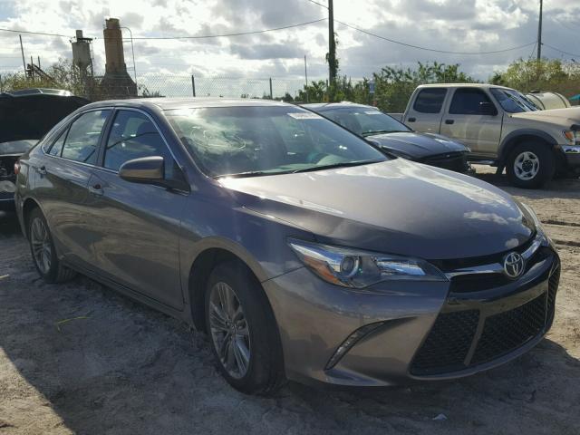 4T1BF1FK9HU322464 - 2017 TOYOTA CAMRY LE GRAY photo 1