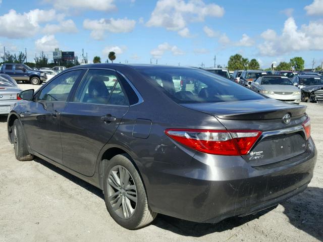 4T1BF1FK9HU322464 - 2017 TOYOTA CAMRY LE GRAY photo 3