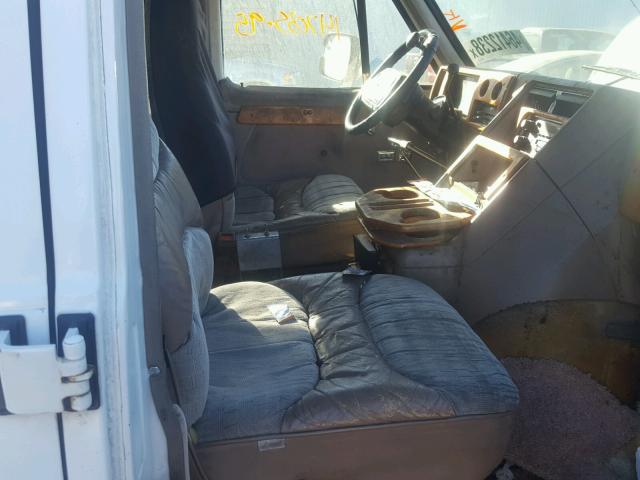 1GBEG25K5SF172472 - 1995 CHEVROLET G20 WHITE photo 5