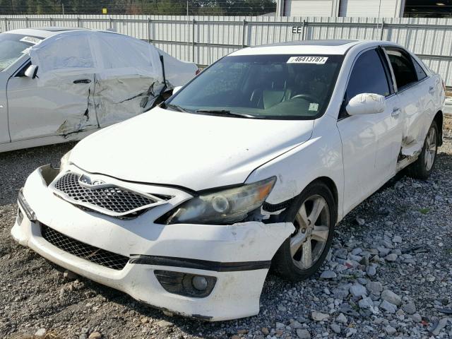 4T1BF3EK3BU686755 - 2011 TOYOTA CAMRY BASE WHITE photo 2