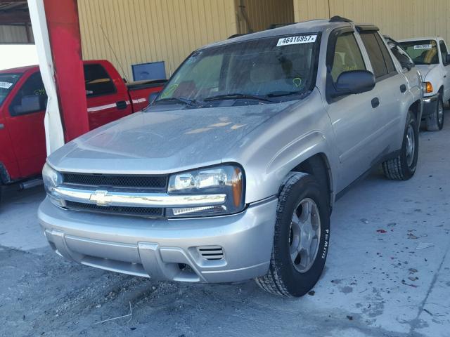 1GNDT13S872235053 - 2007 CHEVROLET TRAILBLAZE SILVER photo 2