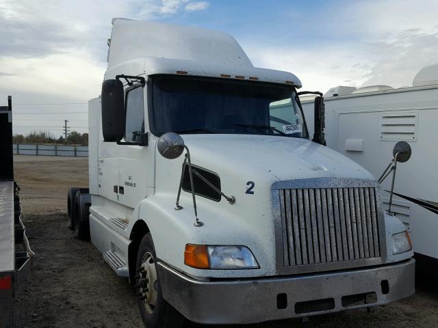 4V4ND1UG8YN784437 - 2000 VOLVO VN WHITE photo 1