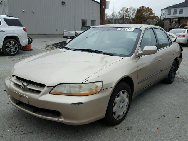 1HGCG6657YA117838 - 2000 HONDA ACCORD LX GOLD photo 2