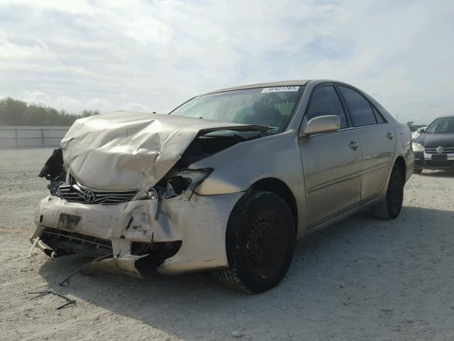 JTDBE32K563053701 - 2006 TOYOTA CAMRY LE ბეჟი ფოტო 2