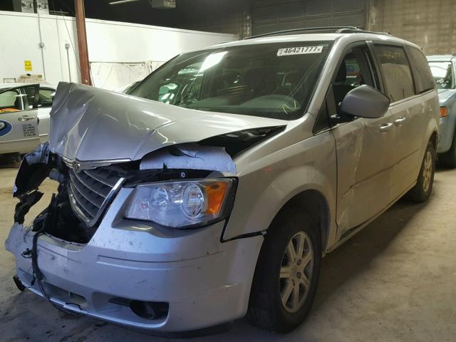 2A8HR54P08R838424 - 2008 CHRYSLER TOWN & COU SILVER photo 2