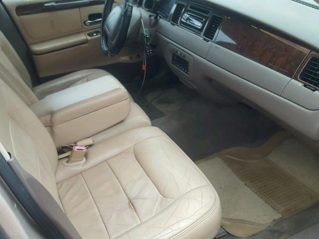 1LNFM82W4WY668694 - 1998 LINCOLN TOWN CAR TAN photo 5