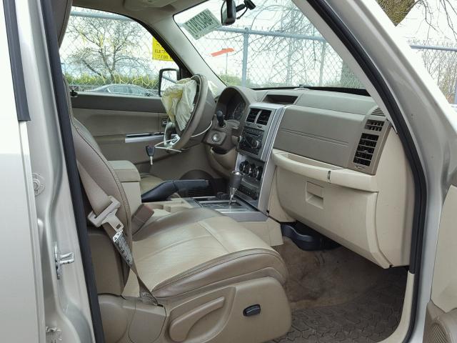 1J8GN58K08W130168 - 2008 JEEP LIBERTY LI BEIGE photo 5