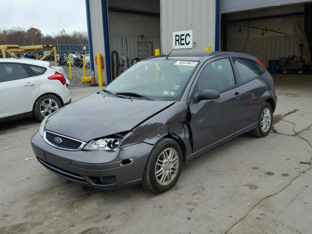 1FAFP31N06W234507 - 2006 FORD FOCUS ZX3 GRAY photo 2