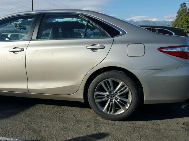 4T1BF1FK6HU311048 - 2017 TOYOTA CAMRY LE ოქროსფერი ფოტო 9