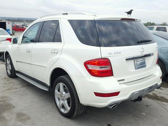 4JGBB7CBXBA691443 - 2011 MERCEDES-BENZ ML 550 4MA WHITE photo 3