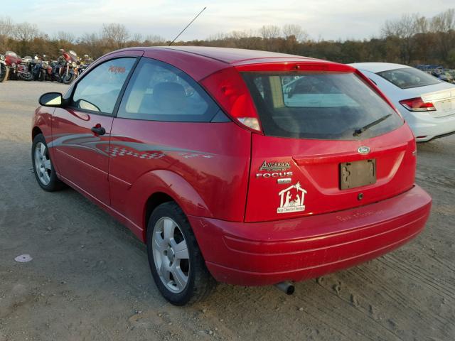 3FAHP31N05R106021 - 2005 FORD FOCUS ZX3 RED photo 3