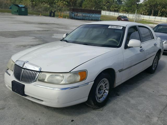 1LNHM83W3YY935530 - 2000 LINCOLN TOWN CAR C WHITE photo 2