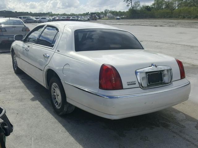 1LNHM83W3YY935530 - 2000 LINCOLN TOWN CAR C WHITE photo 3