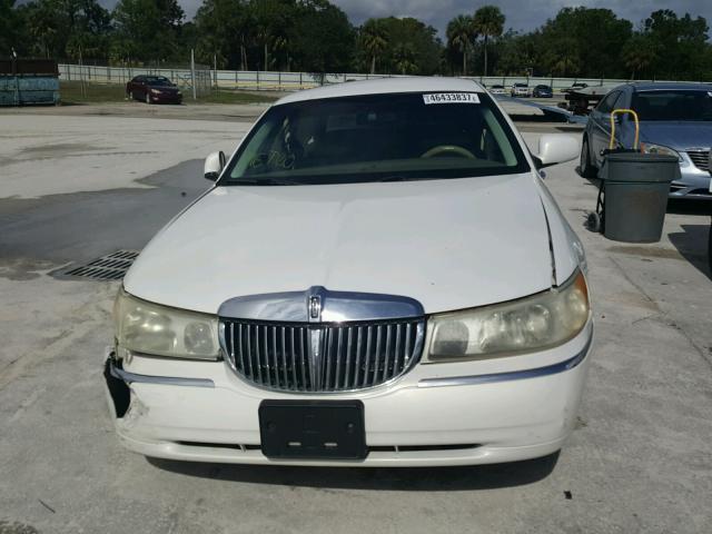 1LNHM83W3YY935530 - 2000 LINCOLN TOWN CAR C WHITE photo 9