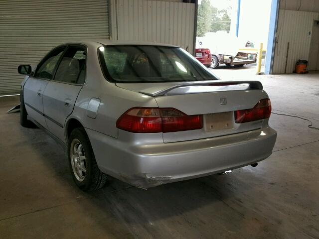 1HGCG5648YA038664 - 2000 HONDA ACCORD LX SILVER photo 3