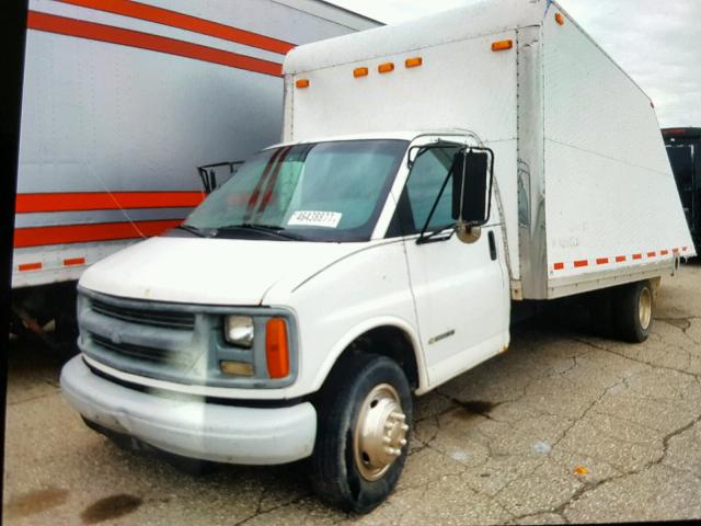 1GBJG31R9Y1130917 - 2000 CHEVROLET VAN WHITE photo 2