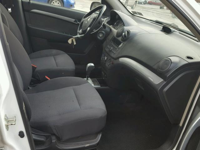 KL1TD5DE8AB107170 - 2010 CHEVROLET AVEO LS WHITE photo 5