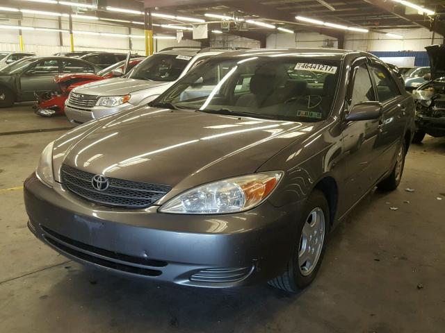 4T1BE32K52U508563 - 2002 TOYOTA CAMRY LE ნაცრისფერი ფოტო 2