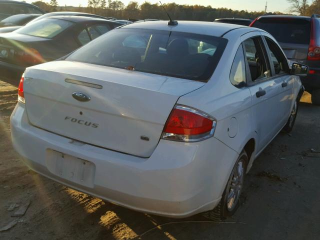 1FAHP35N09W214927 - 2009 FORD FOCUS SE WHITE photo 4